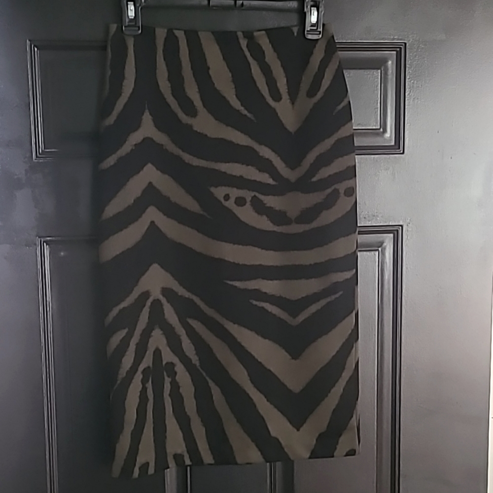 NY & Company Animal Print Pencil Skirt.   Sz 2.   Olive/Black